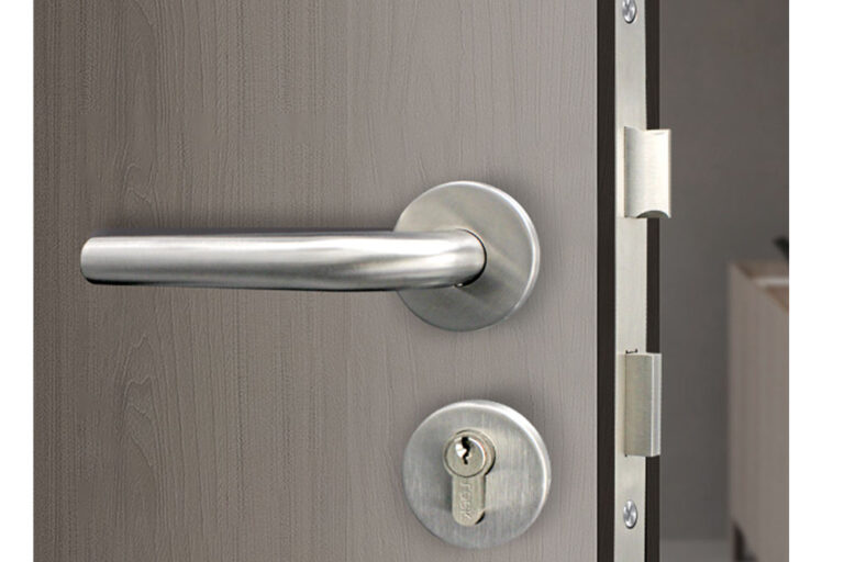 Modern Minimalist SS 304 Residential Door Lock Set with Brass Cylinder (7) Close-up of Brass Lock Cylinder